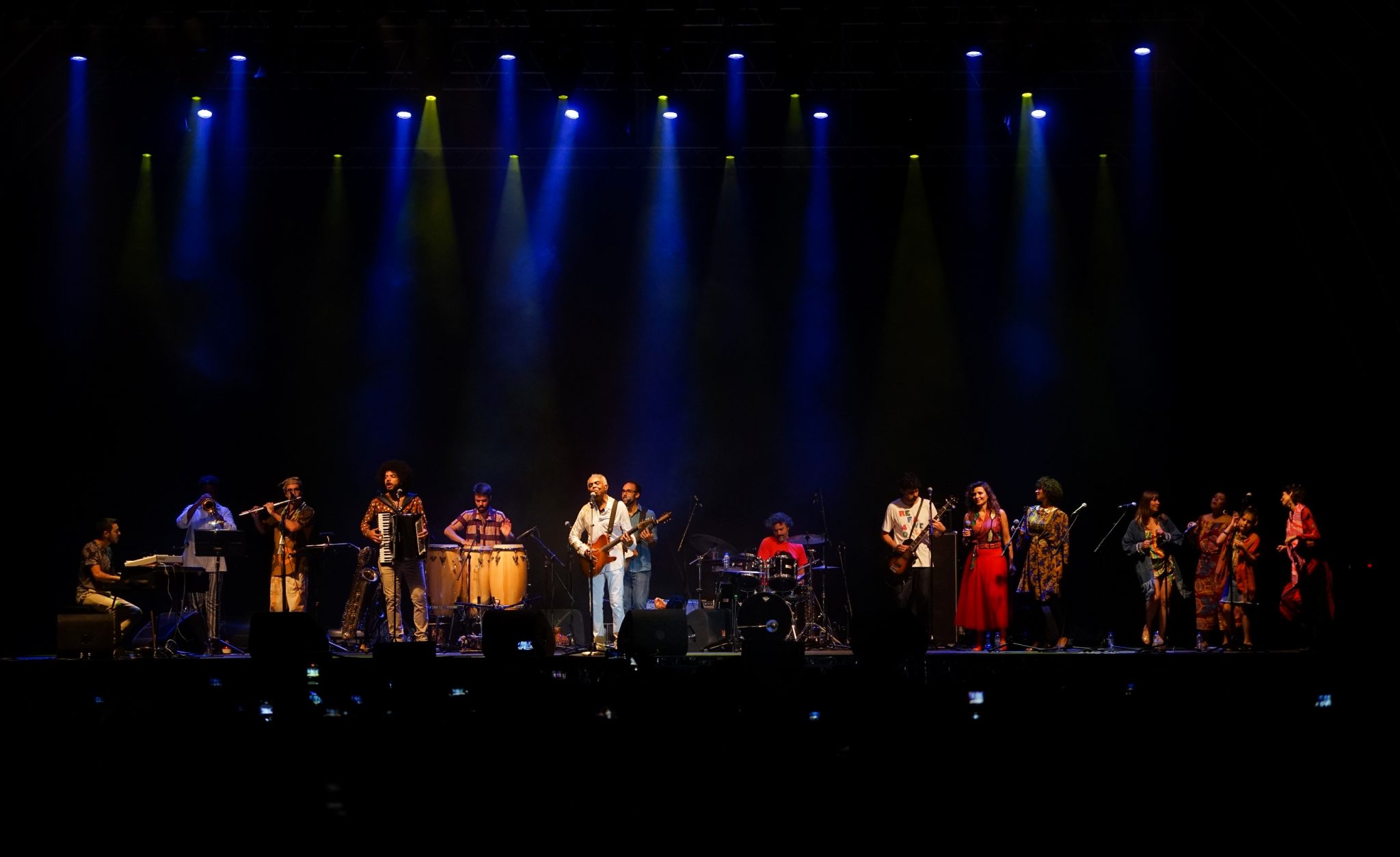 Vista geral do palco no concerto Revafela 40 com o músico Gilberto Gil ao centro, vestido de branco