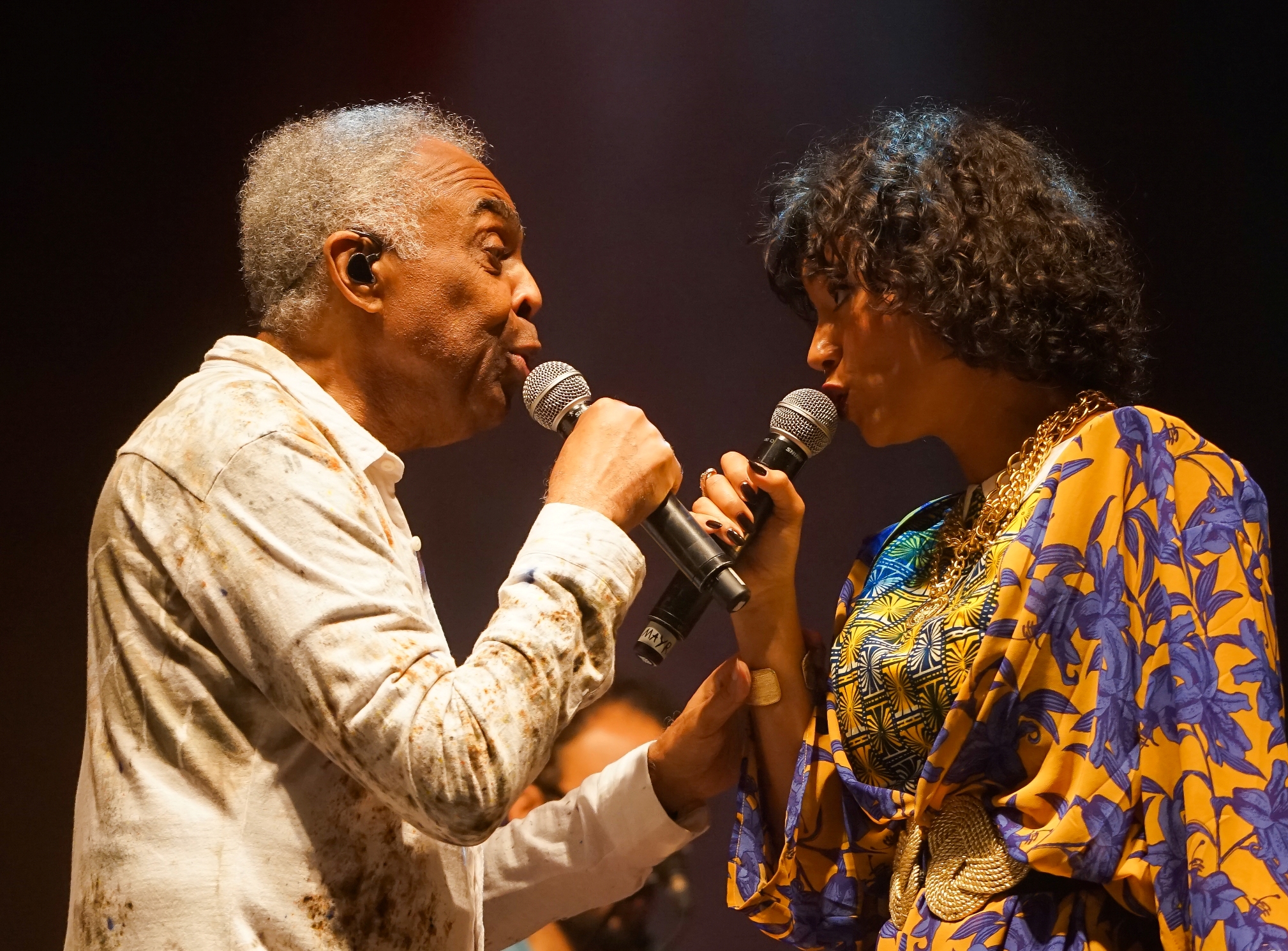 Gilberto Gil e Mayra Andrade olham um para o outro enquanto interpretam um dueto no concerto Refavela 40