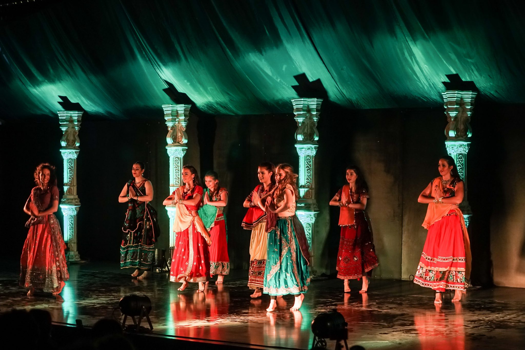 Raparigas com trajes hindus a dançar